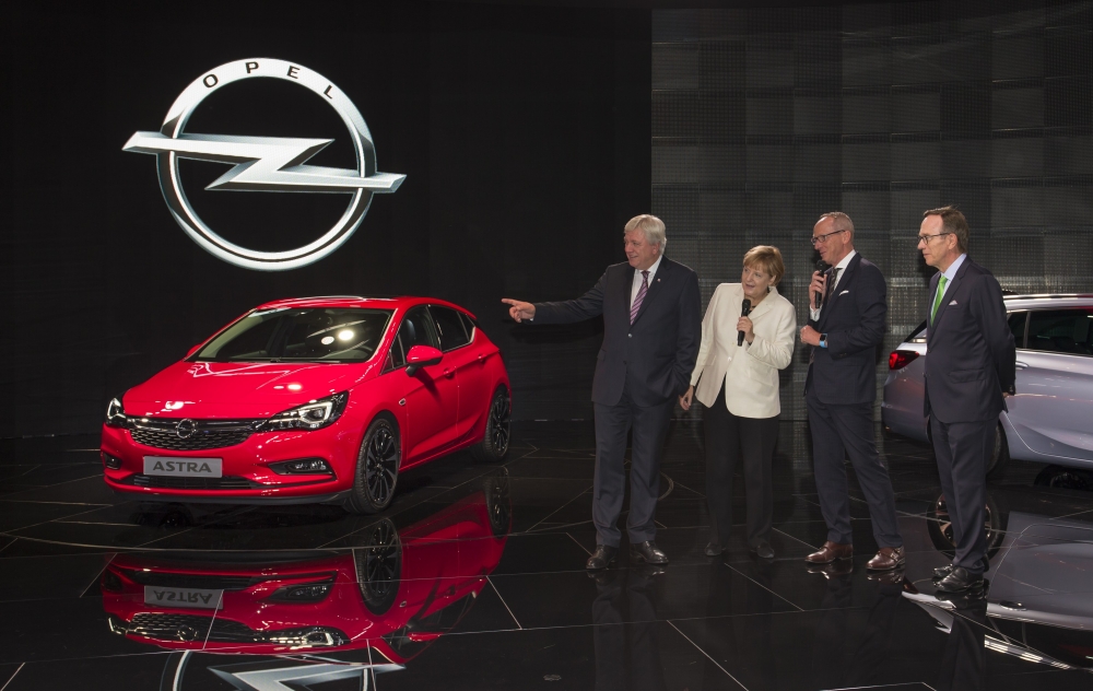 IAA 2015: Angela Merkel na stoisku Opla
