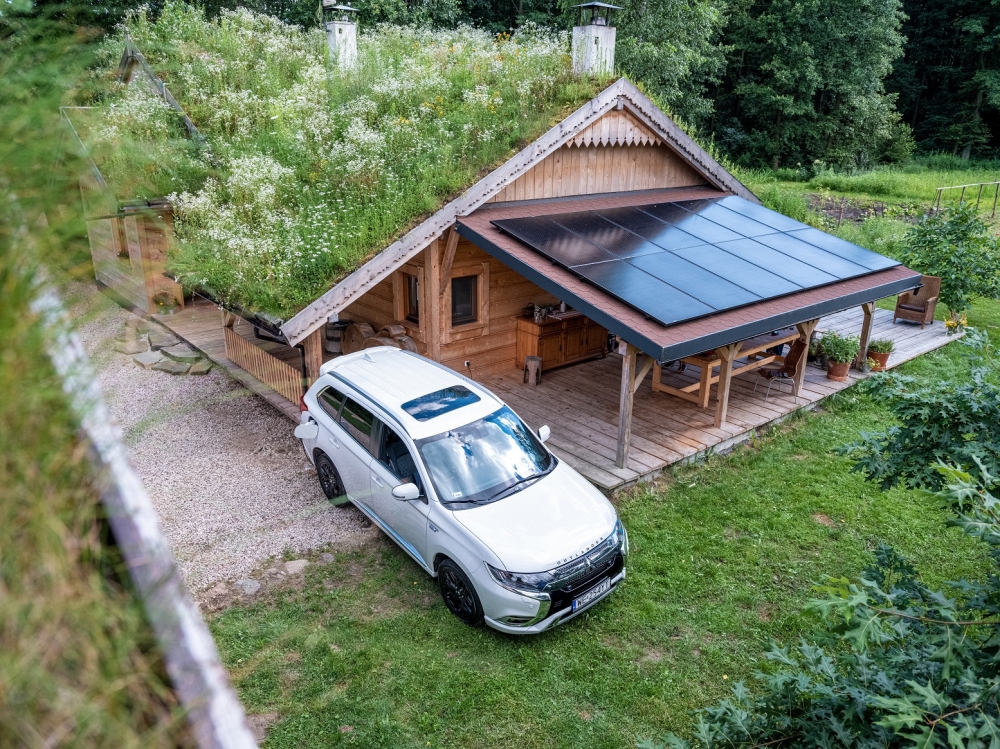 Podwójna oszczędność dla nabywców Outlandera PHEV i instalacji fotowoltaicznych HelloVolt