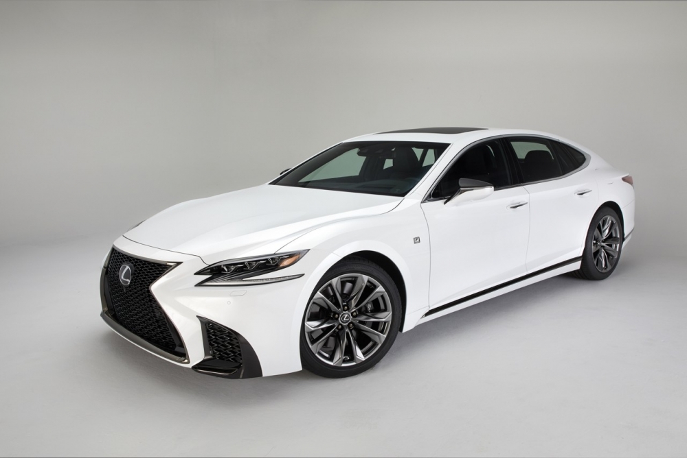 Lexus LS - w garniturze na sportowo