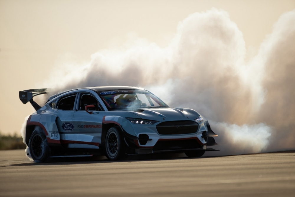 Podczas Goodwood SpeedWeek, Ford demonstruje przed wirtualną publicznością z całego świata pełen potencjał najnowszych samochodów sportowych i prototypów