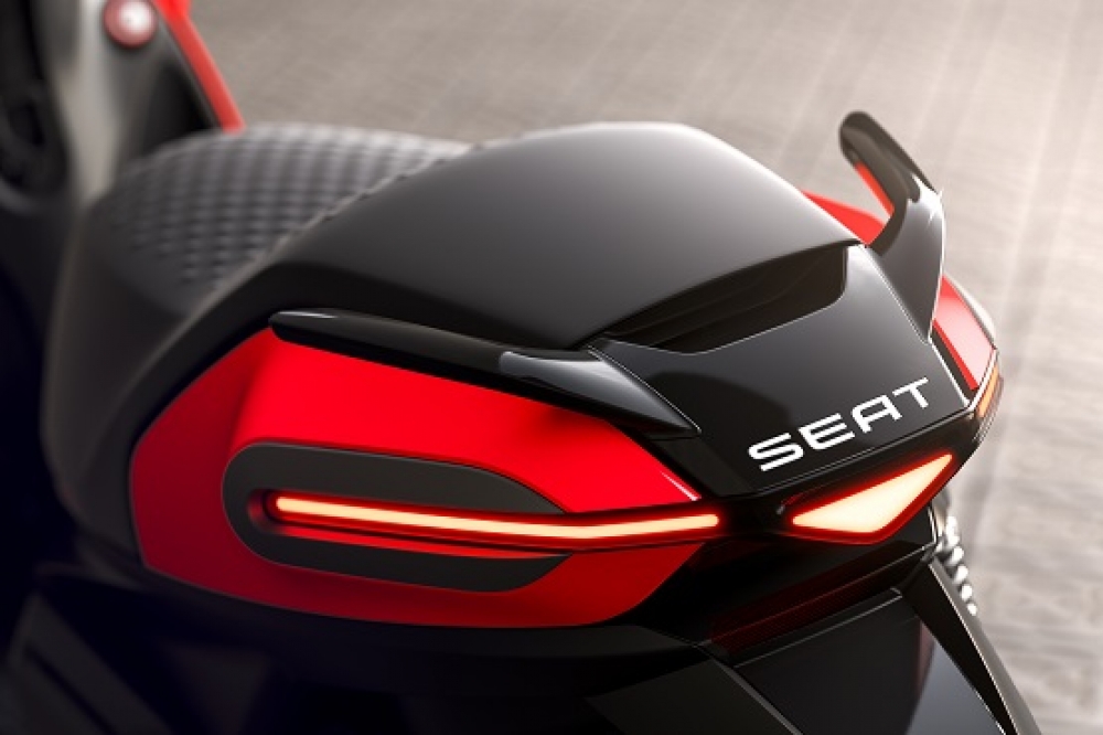SEAT wchodzi na rynek motocykli z całkowicie elektrycznym eScooterem