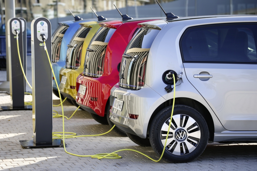 Wyniki badań: większość Polaków za dopłatami do aut elektrycznych, ale wolą model norweski