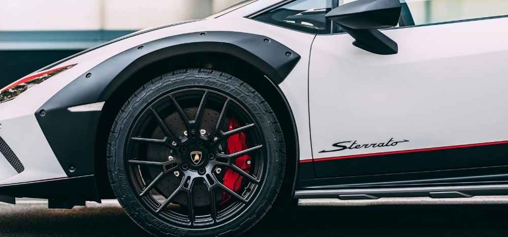 Bridgestone wspólnie z Lamborghini opracował pierwszą na świecie oponę terenową typu Run-Flat dla modelu Huracán Sterrato