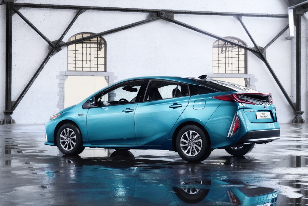 Toyota Prius Plug-in Hybrid z nagrodą Kelley Blue Book Best Buy 2017